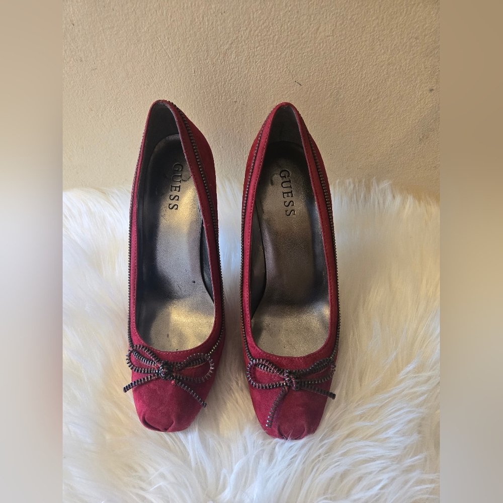 Guess Women's Red Suede Pumps Heels With Pewter Zipper Bows Size 8M Moyen